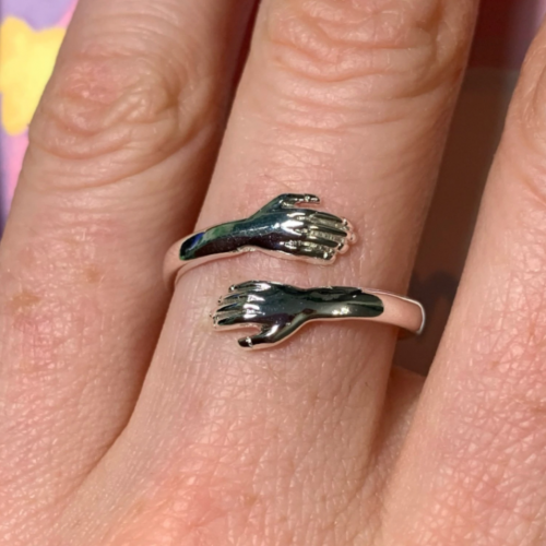 Stříbrný prsten ve tvaru objetí photo review